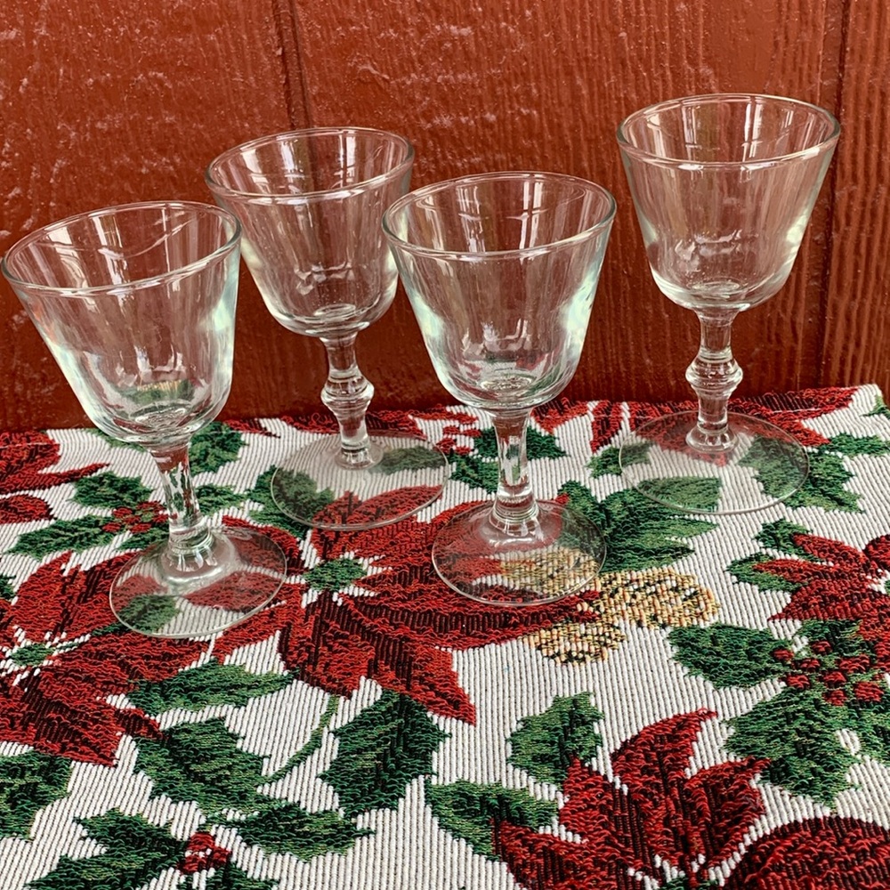 🎄 4 Wine Glasses
